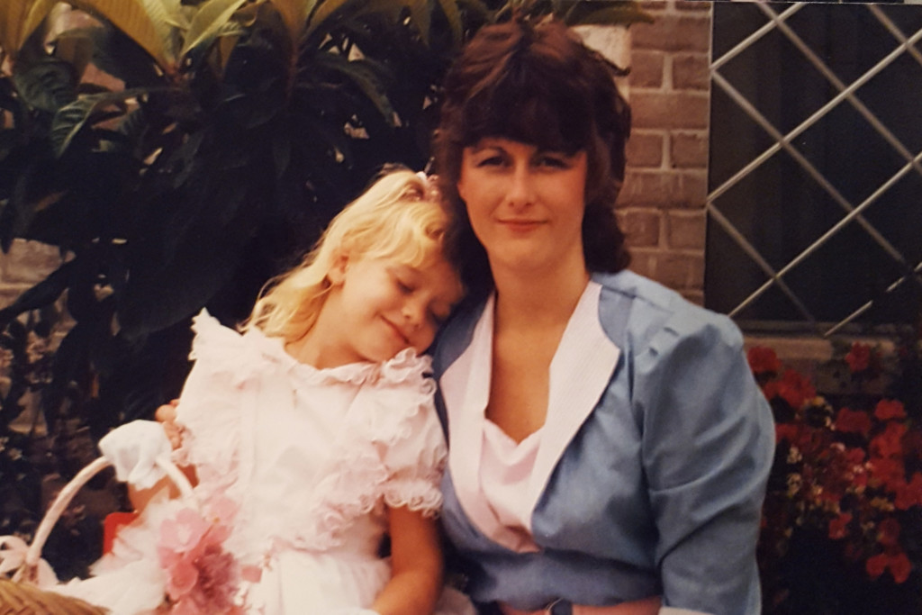 A photograph from the 1980s of a mother with her daughter.