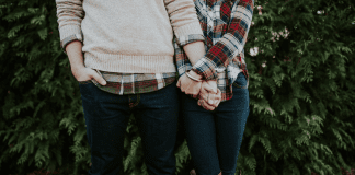 After the Seven Year Itch:: Staying Married While Friends Divorce
