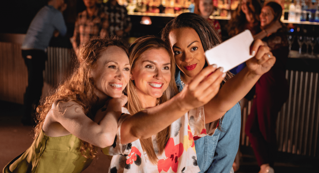 3 women take selfie 