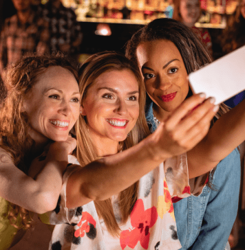 3 women take selfie