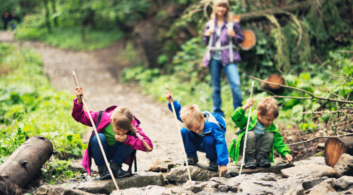 Ten Ways to Experience Nature in Houston This Year kids hiking