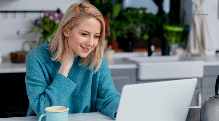 Tips to Make Remote Work Easier for Moms woman doing remote work