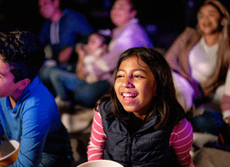 ???? Free Family-Friendly Outdoor Movies in Houston : June 2025 kids watching an outdoor movie