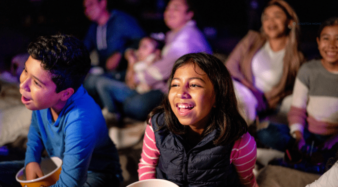 ???? Free Family-Friendly Outdoor Movies in Houston : June 2025 kids watching an outdoor movie