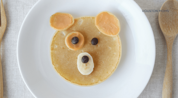5 Easy and Cute Summer Kids Meals bear made from pancakes and fruit