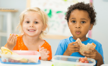 All Prepped for Preschool: Must Haves for This School Year kids eating lunch at preschool