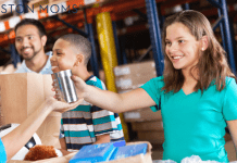 Community Plates: A Guide to Houston’s Food Resources handing out food at a food pantry
