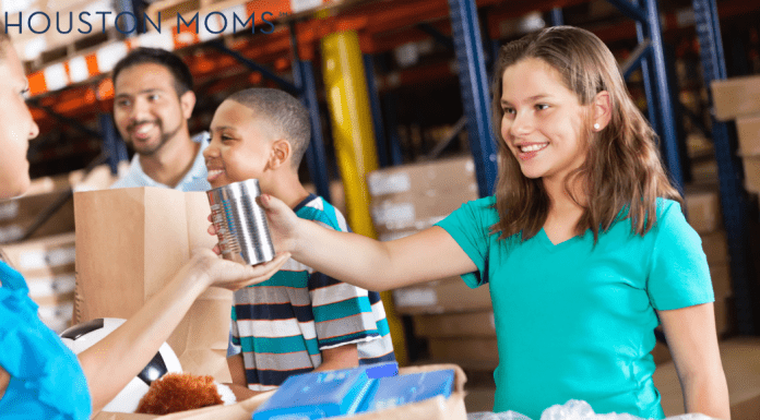 Community Plates: A Guide to Houston’s Food Resources handing out food at a food pantry